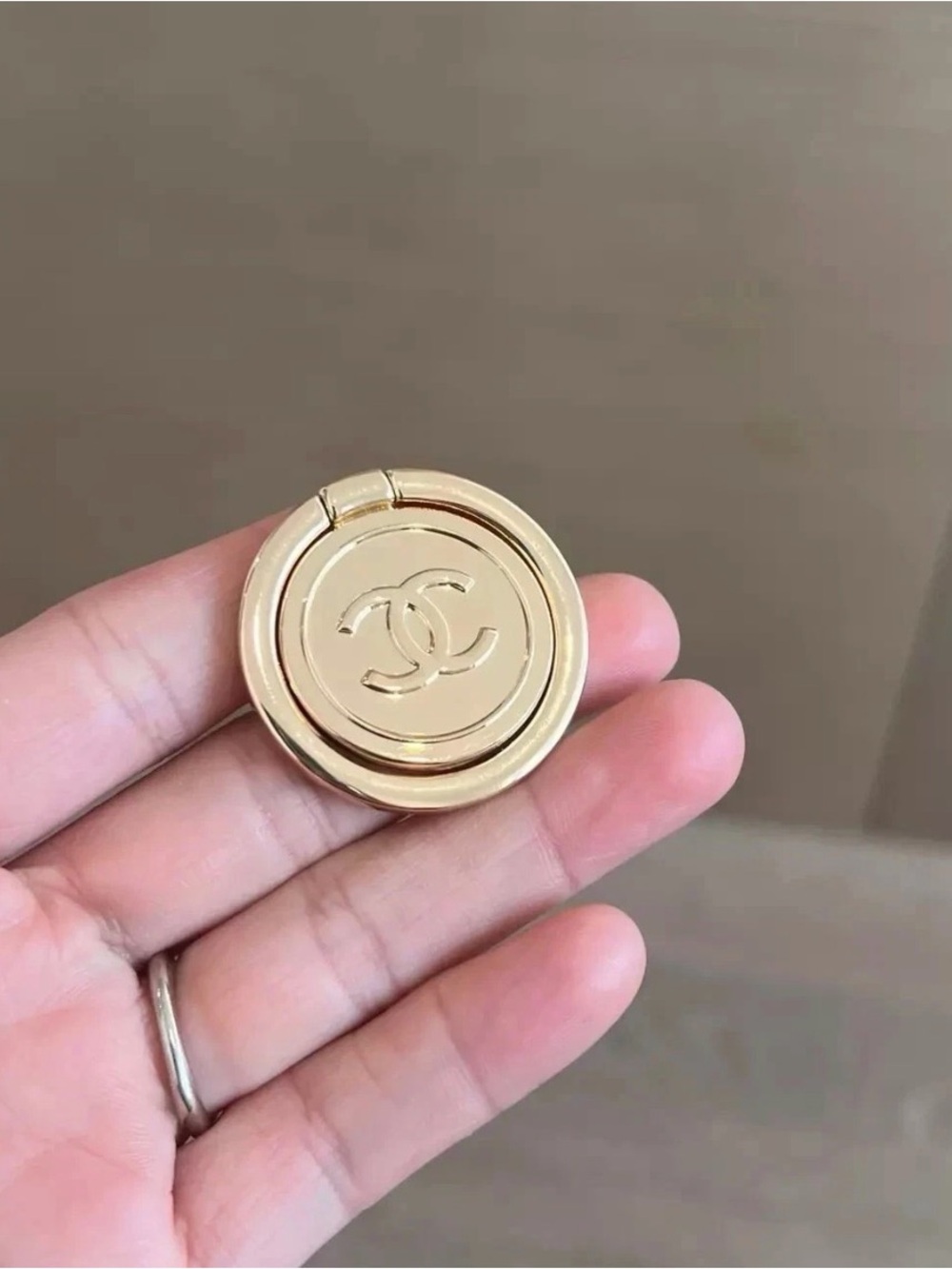 Chanel Beauty Beaute Gold CC Ring Phone Ring Holder - Picture 2 of 5